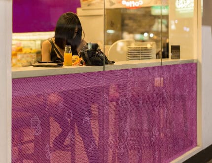 διάτρητα αυτοκόλλητα για προσόψεις και οχήματα kreate.gr